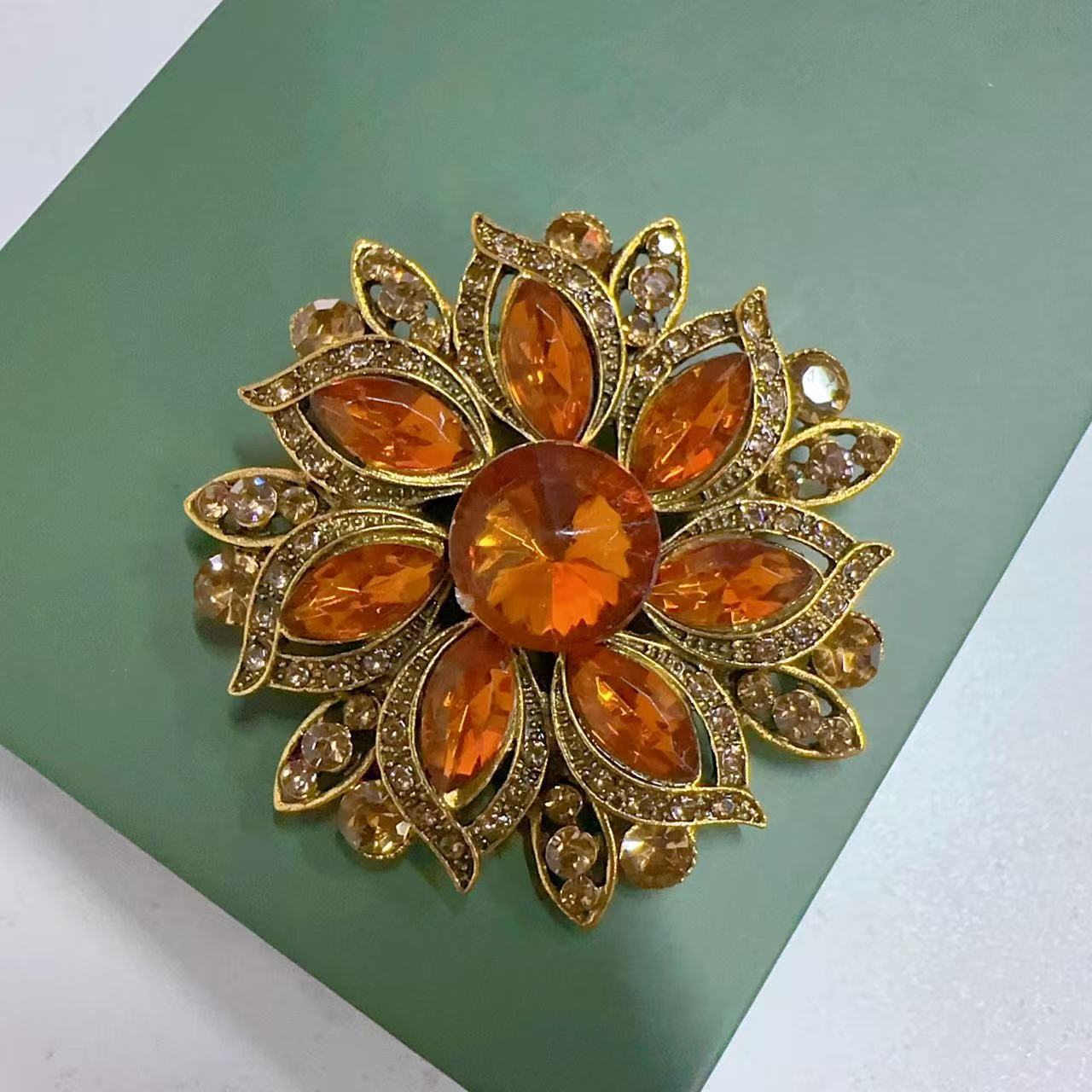 Broche de flores de cristal de - Old Fashioned Glass reseña y precio